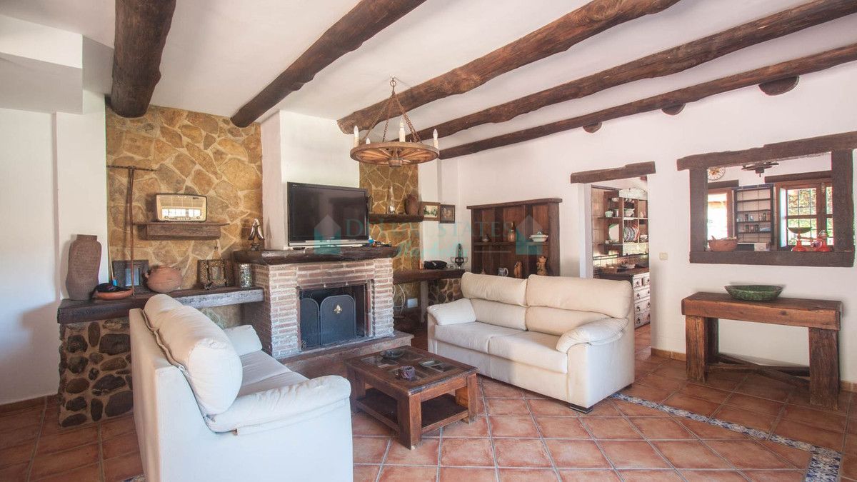 Finca for sale in Estepona