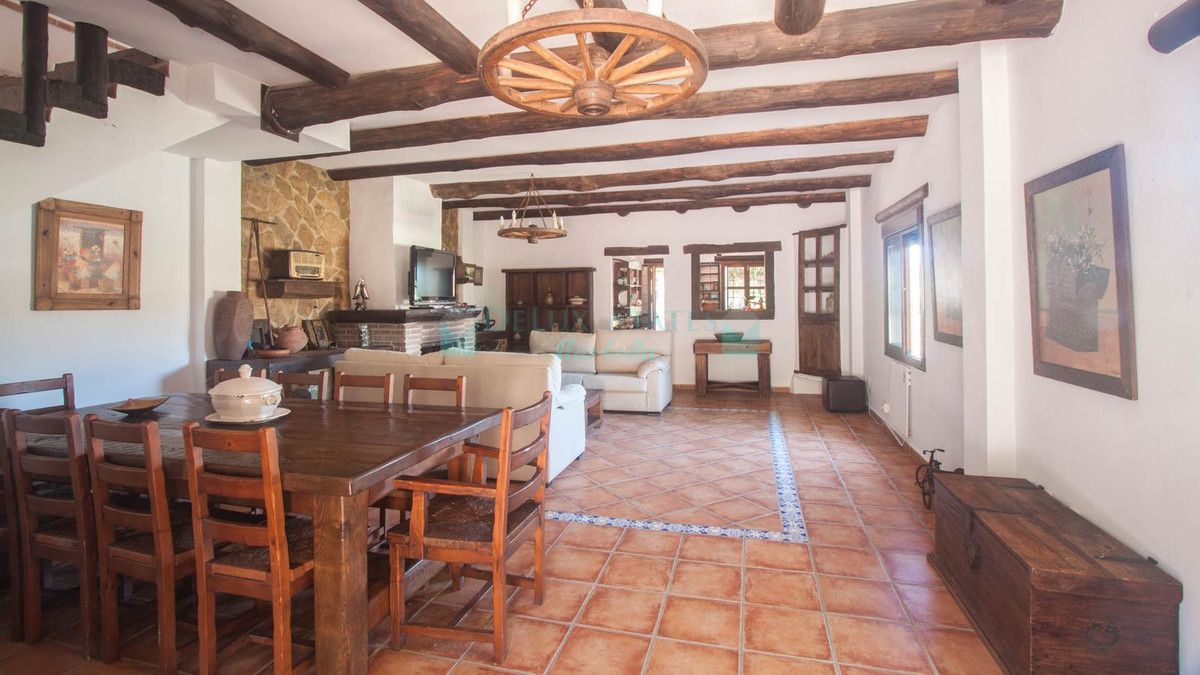 Finca for sale in Estepona