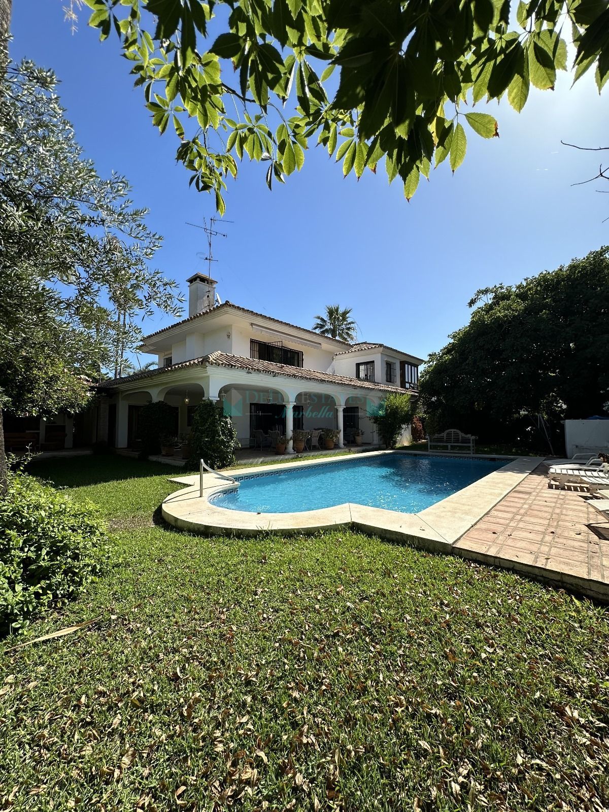 Villa for sale in Nueva Andalucia