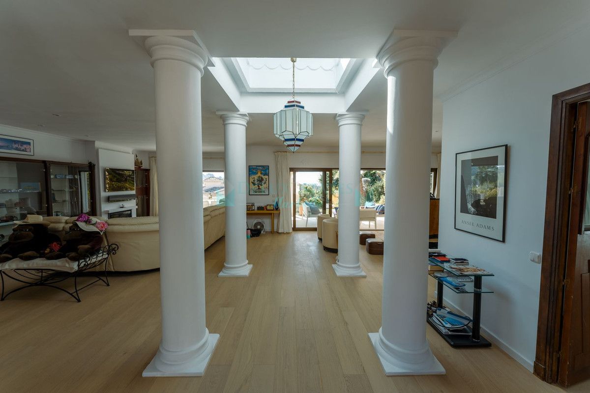 Villa for sale in Benahavis