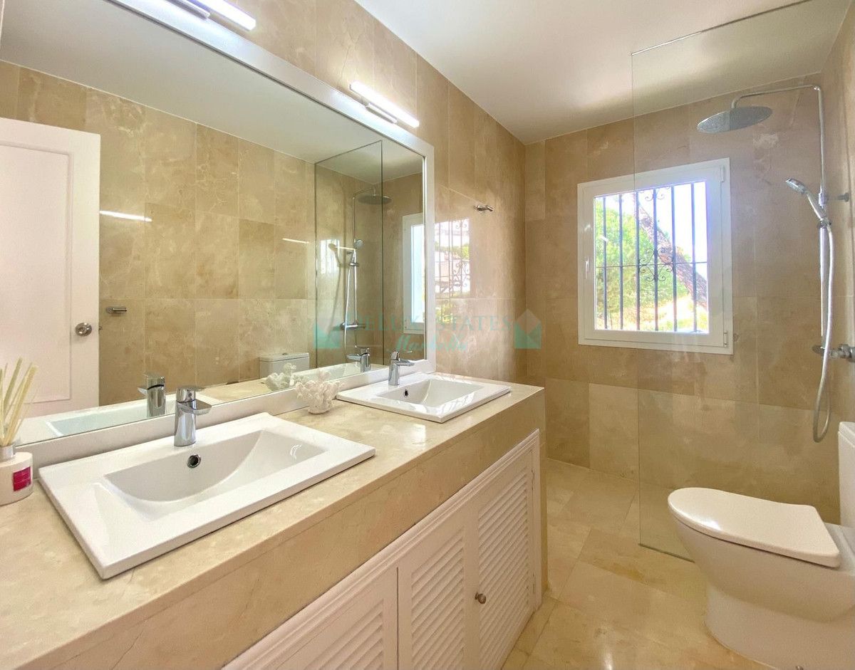 Penthouse for sale in Nueva Andalucia