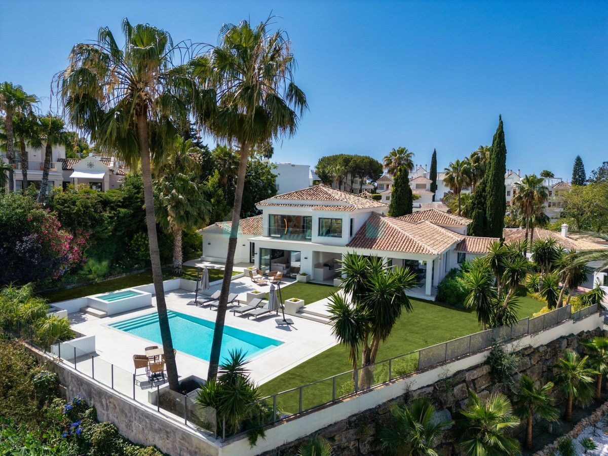 Villa for sale in Nueva Andalucia