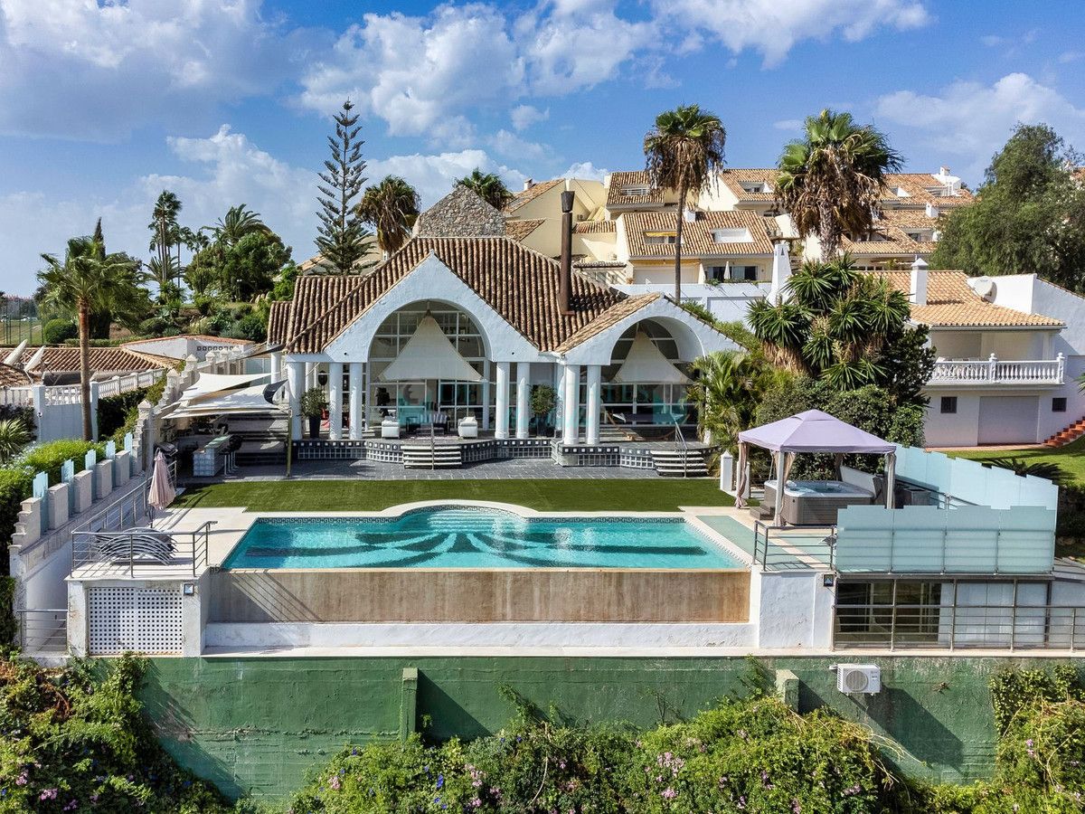 Villa for sale in Nueva Andalucia