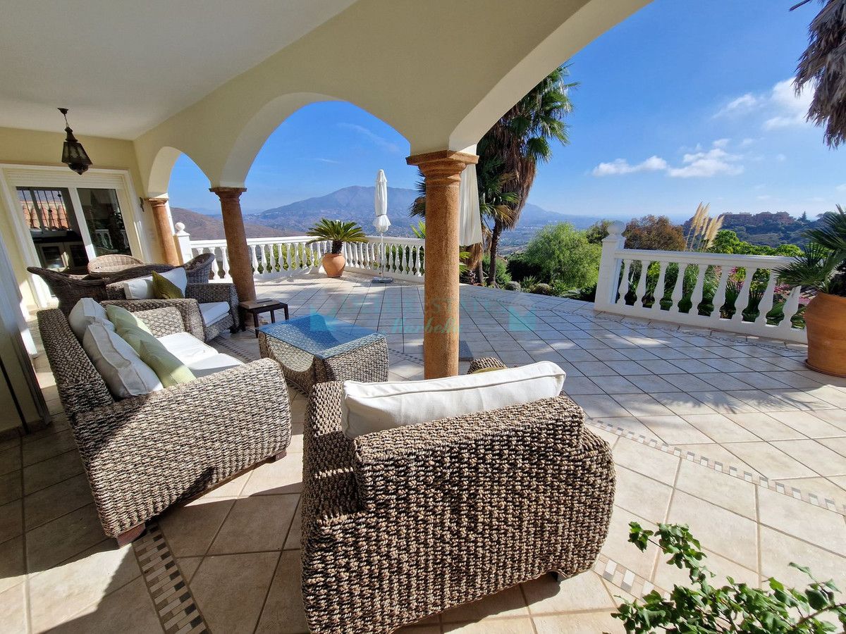 Villa for sale in La Mairena, Marbella East