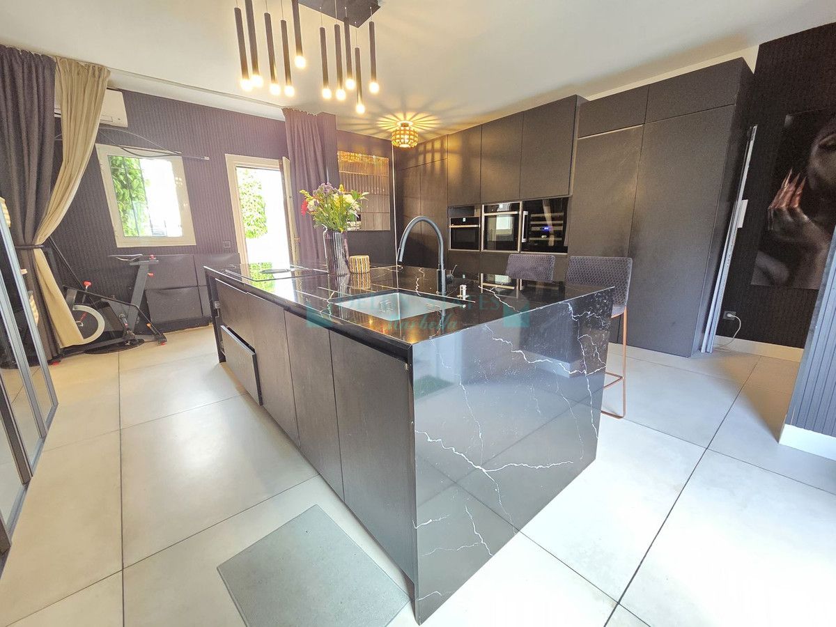 Town House for sale in Nueva Andalucia