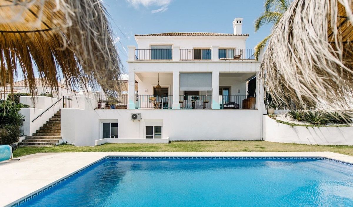 Villa for sale in Selwo, Estepona