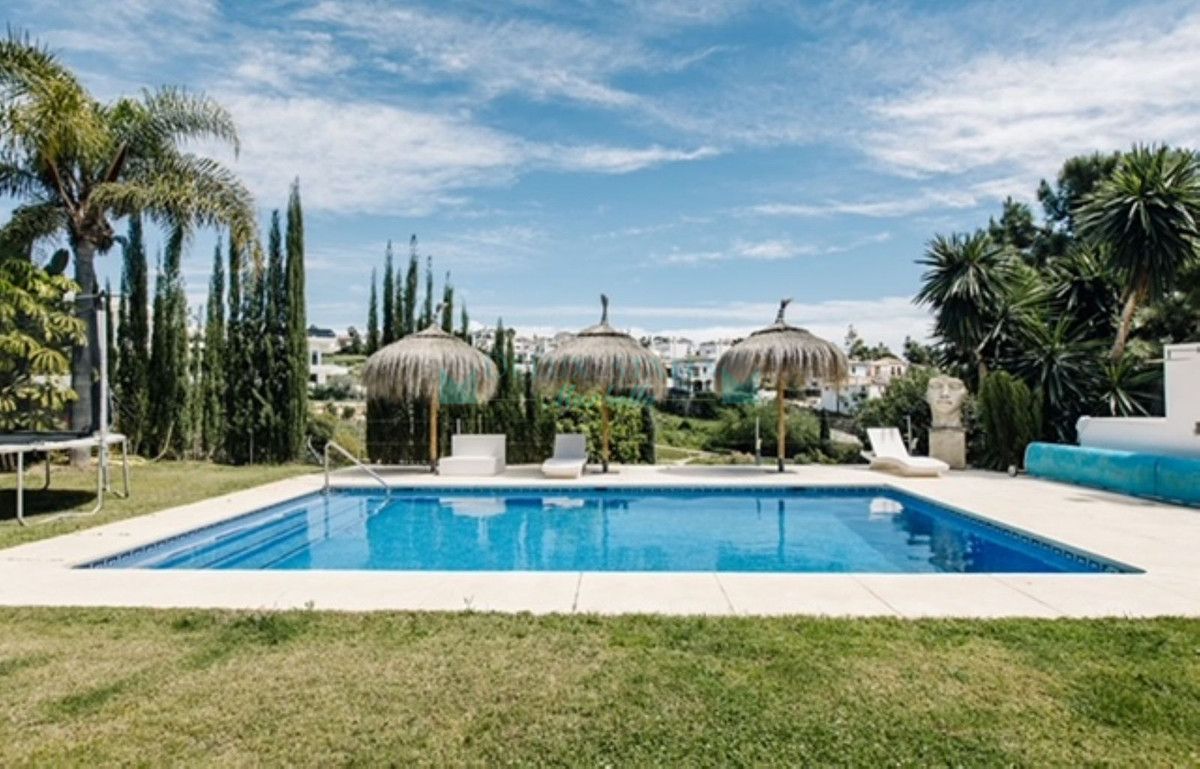 Villa for sale in Selwo, Estepona