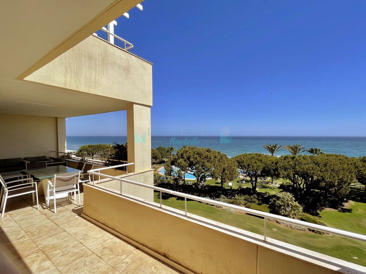 Penthouse for rent in Cabopino, Marbella East