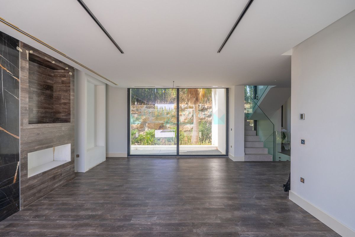 Villa for sale in Estepona