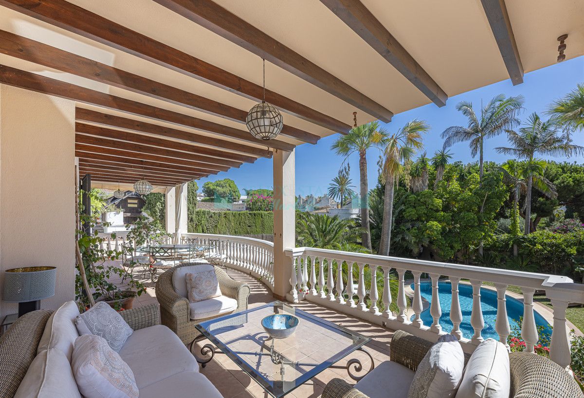 Villa en venta en Costabella, Marbella Este