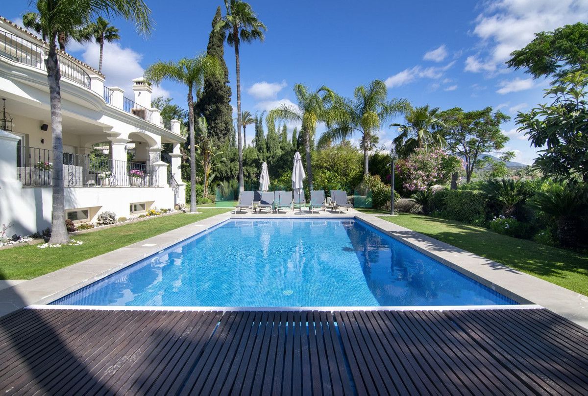 Villa for sale in Las Brisas, Nueva Andalucia