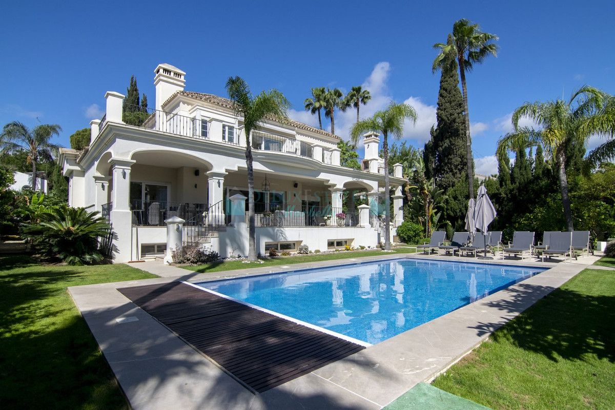 Villa for sale in Las Brisas, Nueva Andalucia