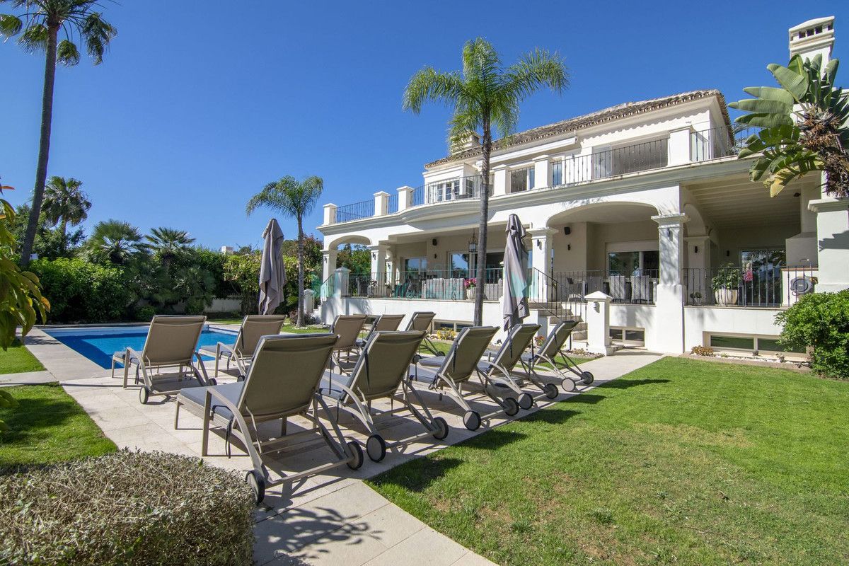 Villa for sale in Las Brisas, Nueva Andalucia