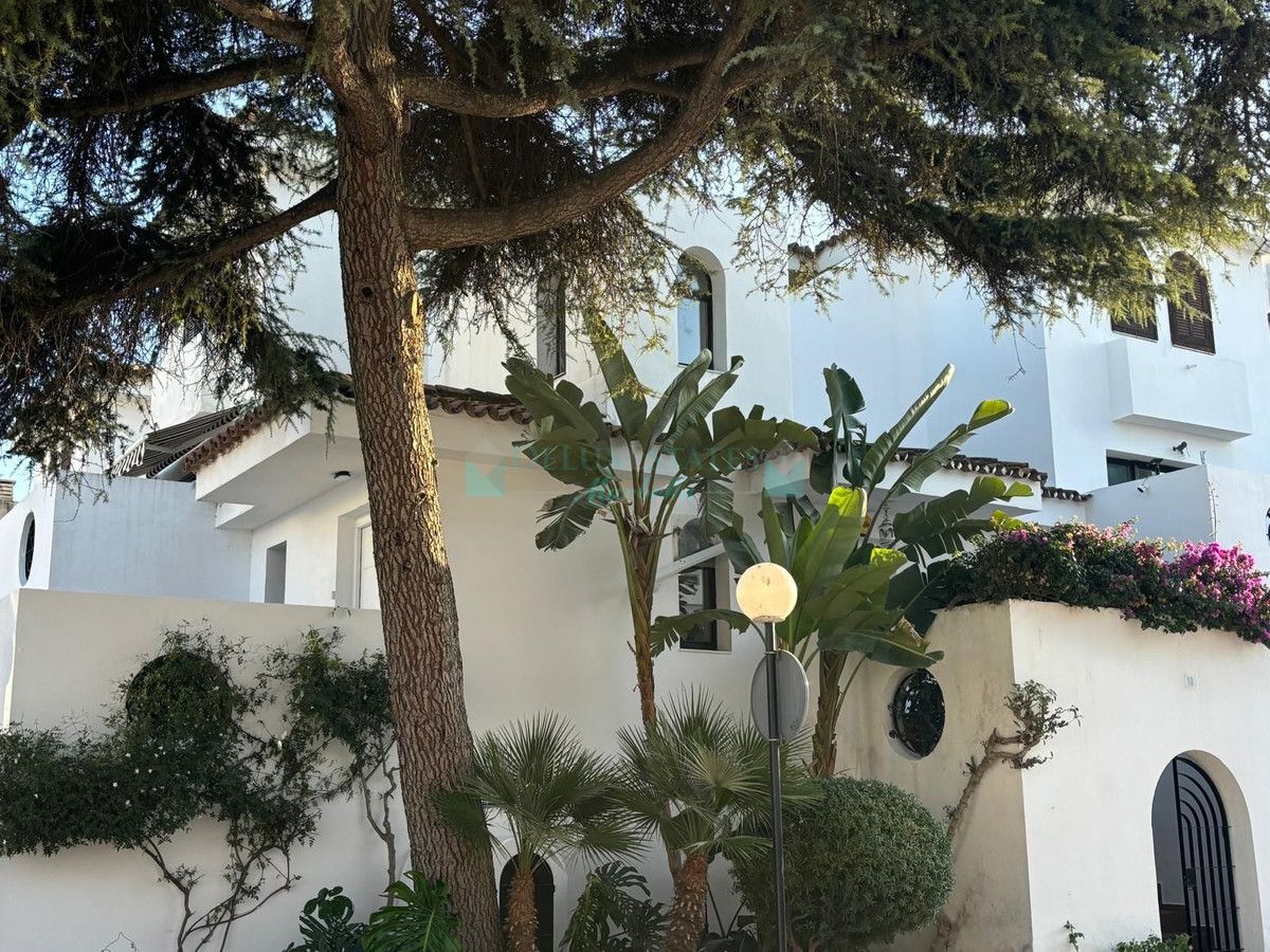 Town House for sale in Estepona