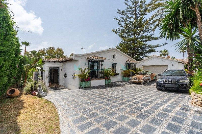 Villa for sale in Carib Playa, Marbella East