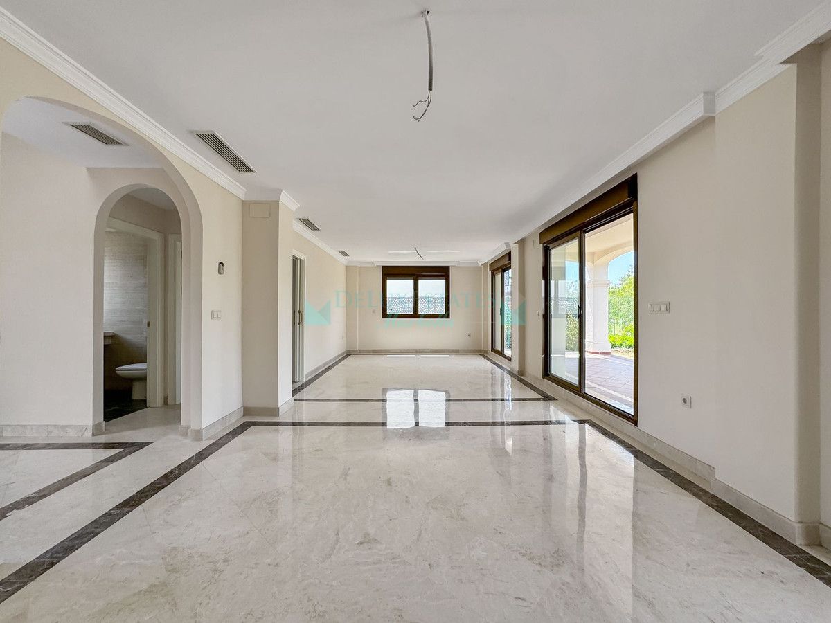 Villa for sale in Estepona