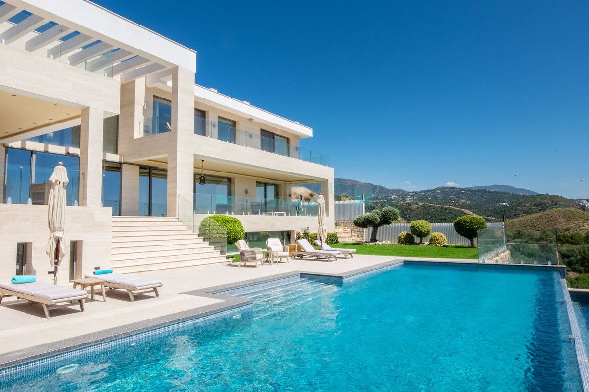 Villa for sale in Benahavis