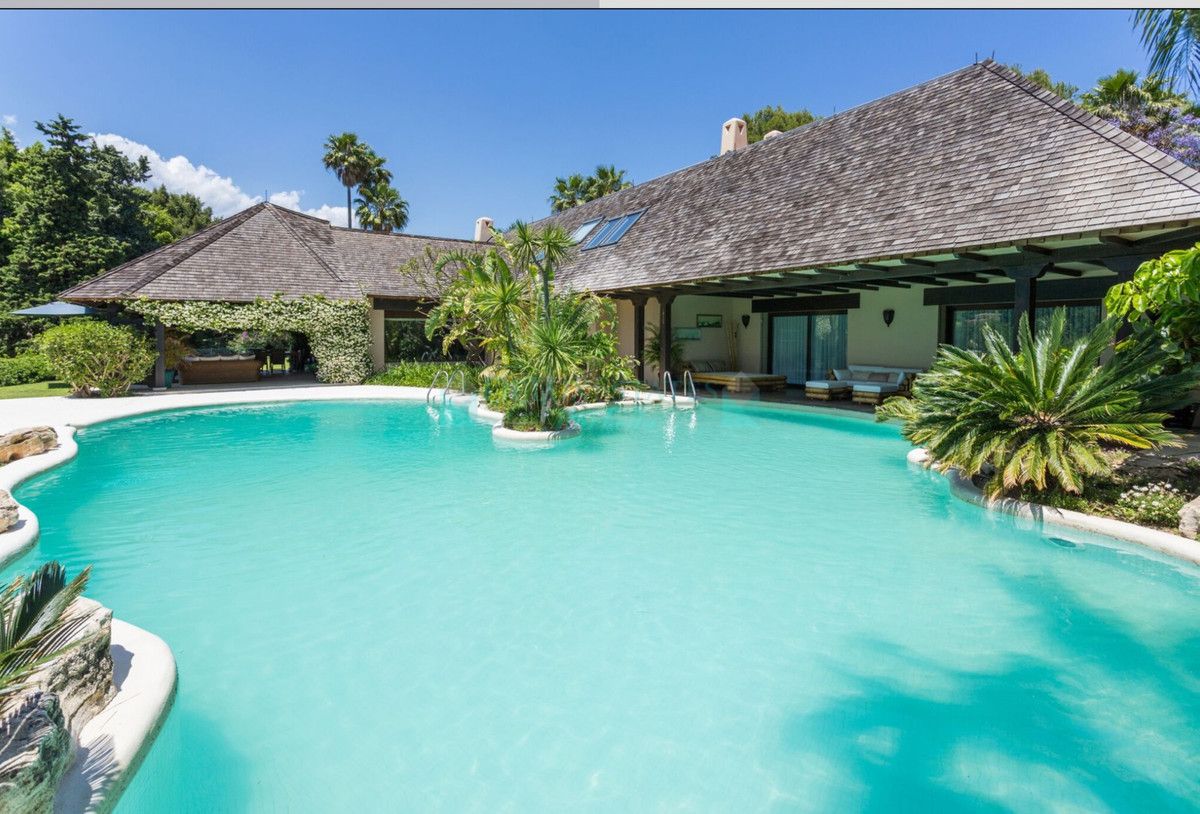 Villa for sale in Rio Real, Marbella East