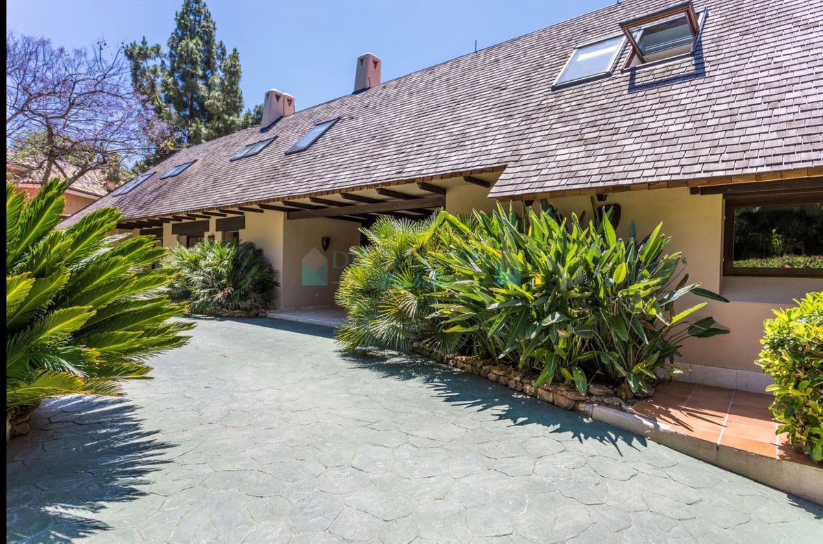 Villa for sale in Rio Real, Marbella East