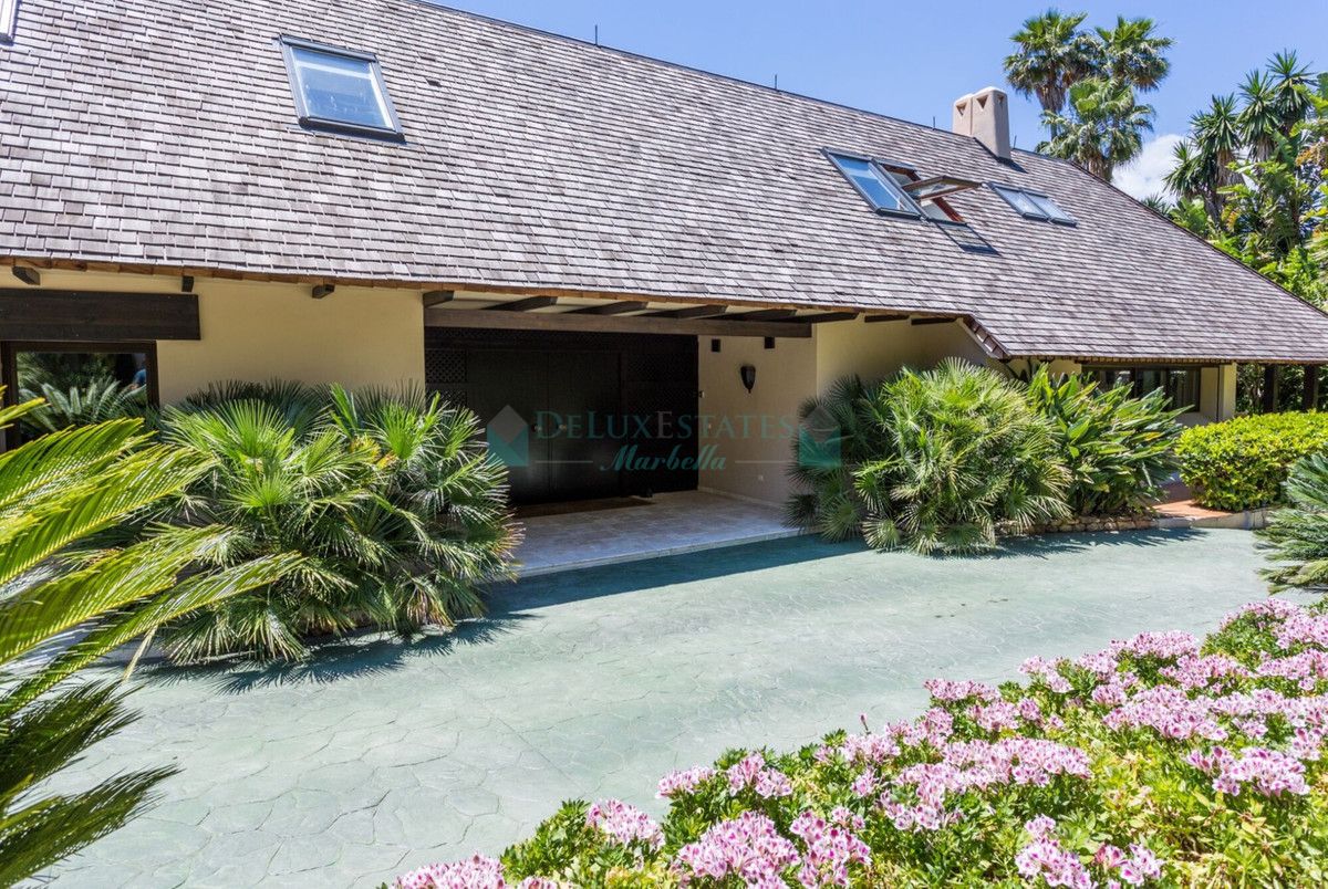 Villa for sale in Rio Real, Marbella East