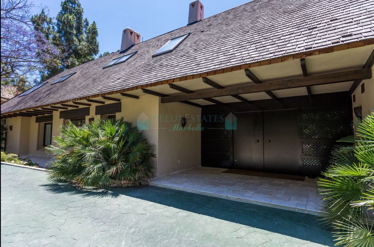 Villa for sale in Rio Real, Marbella East