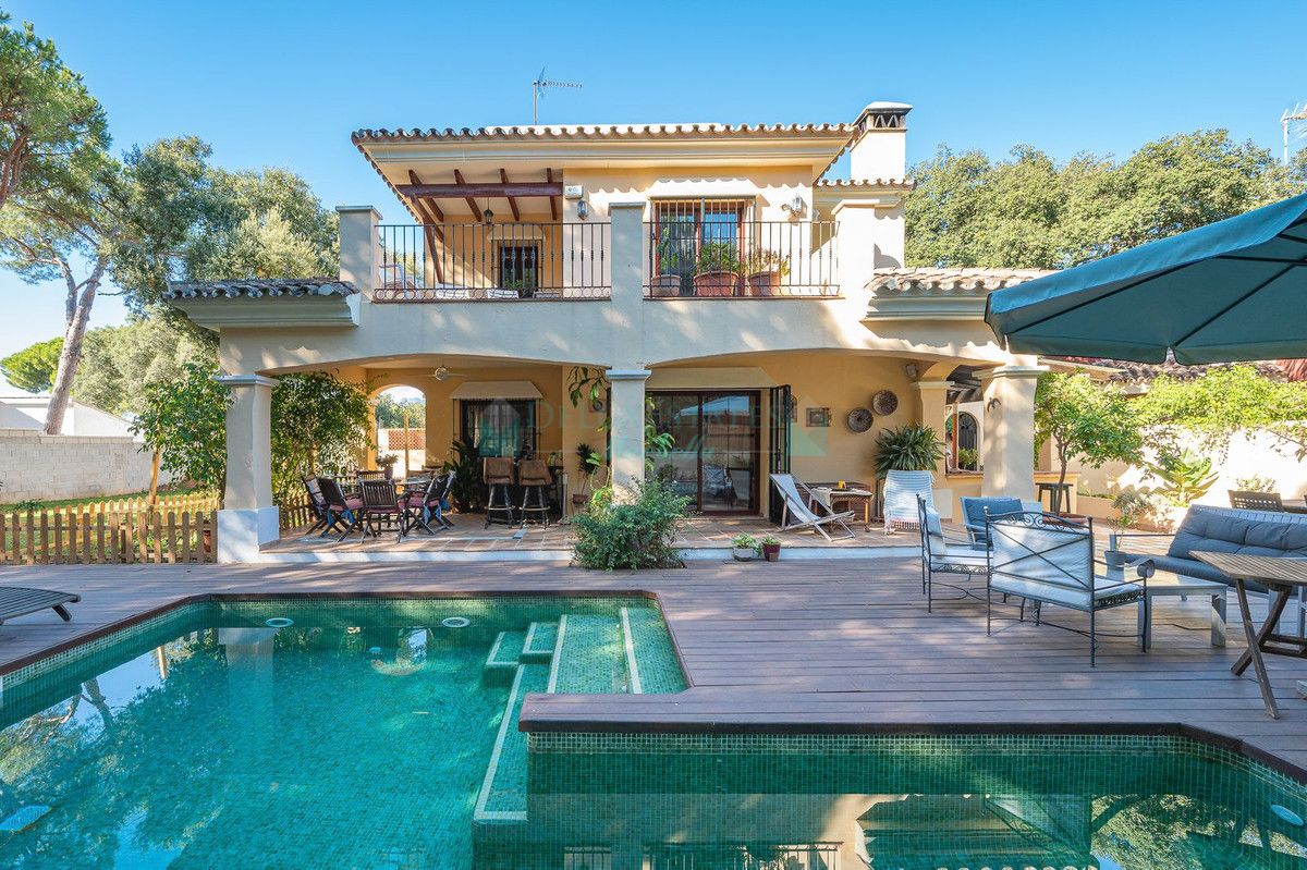 Villa en venta en Elviria, Marbella Este