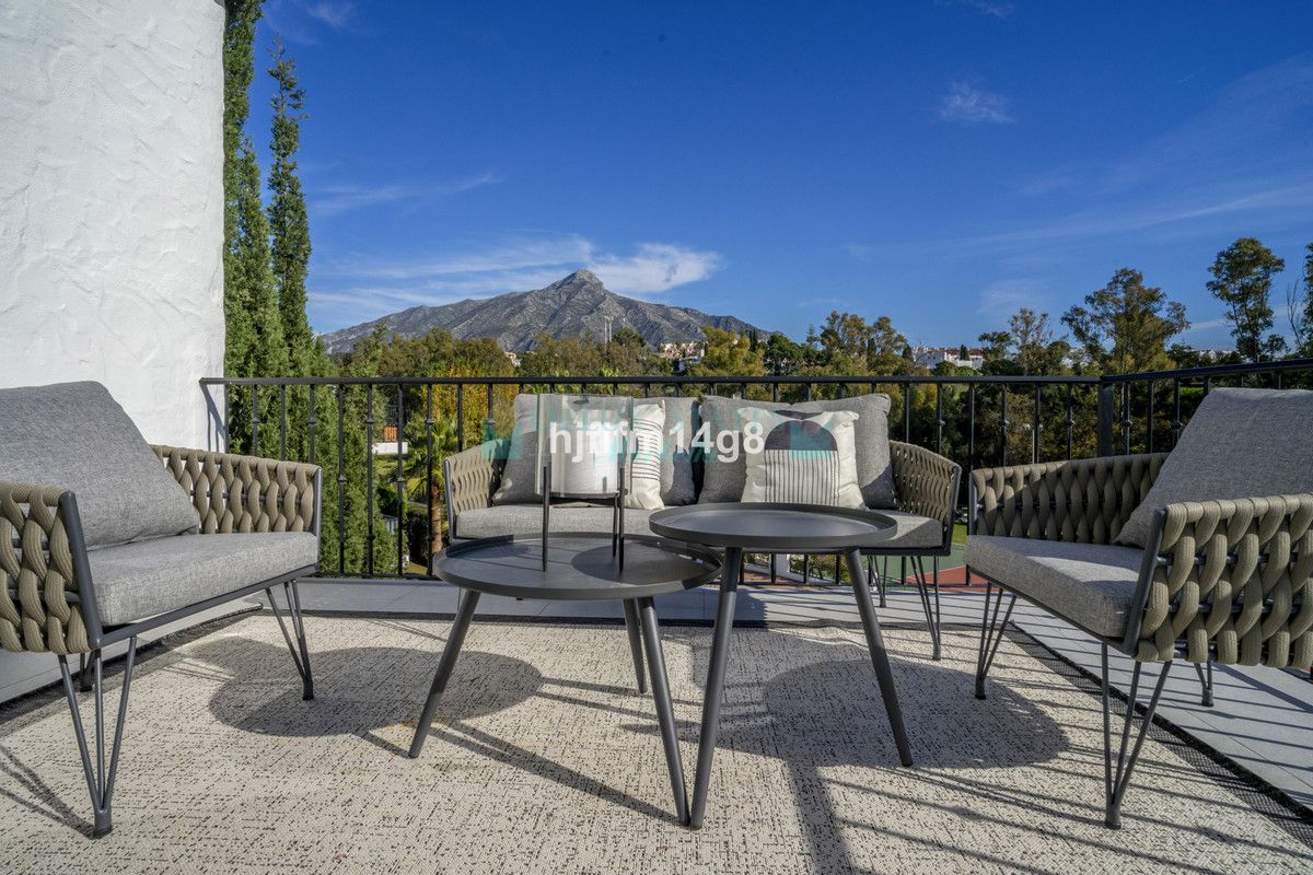 Penthouse for sale in Nueva Andalucia