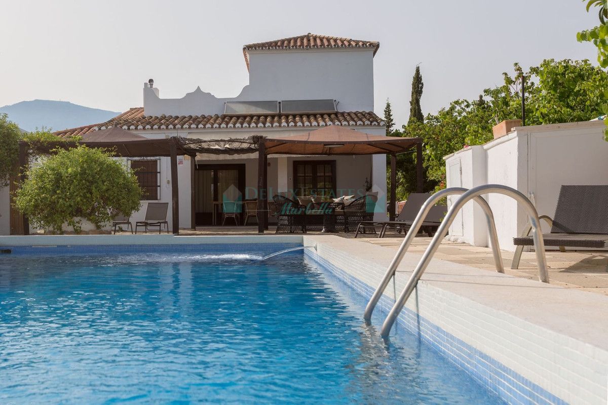 Finca for sale in Estepona