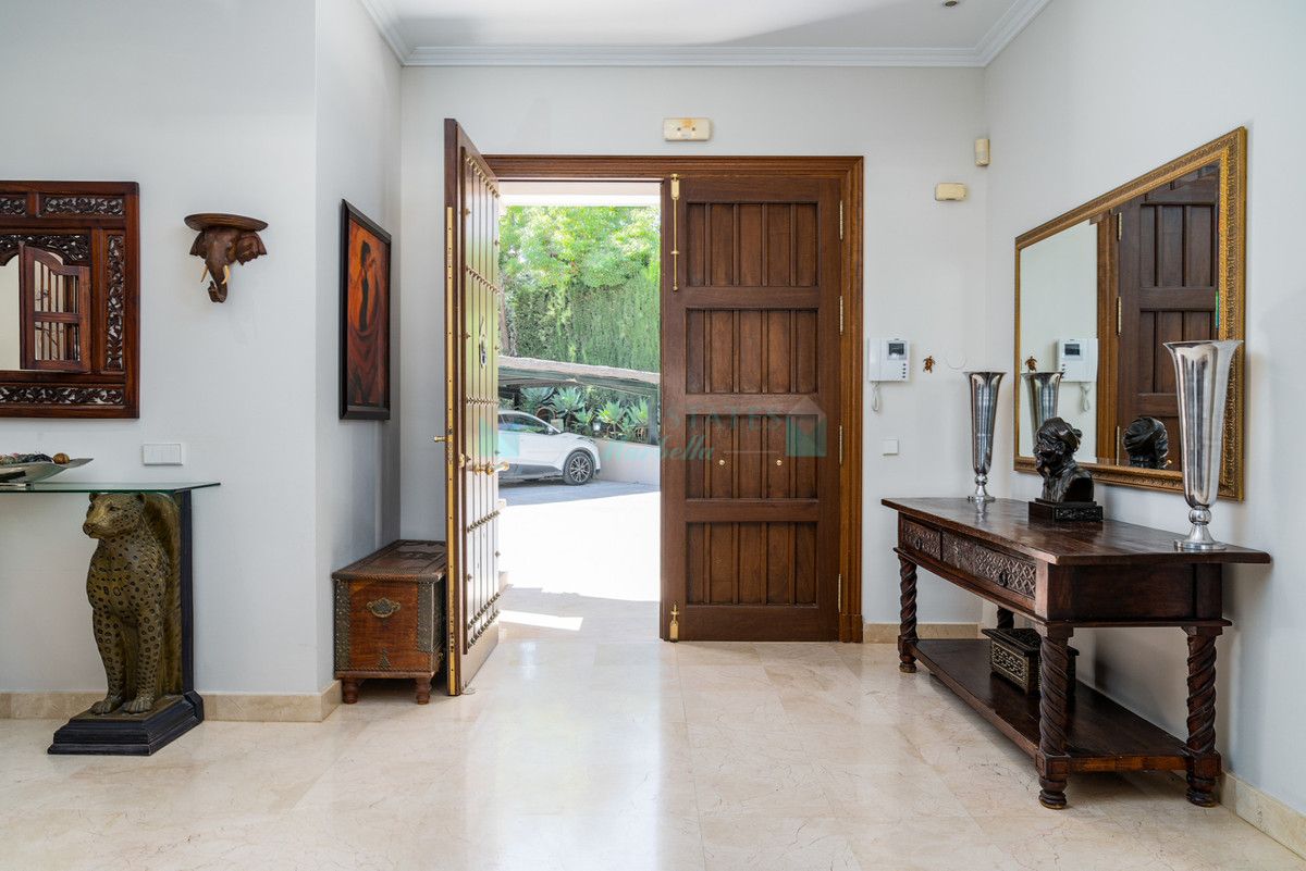 Villa for sale in Nueva Andalucia