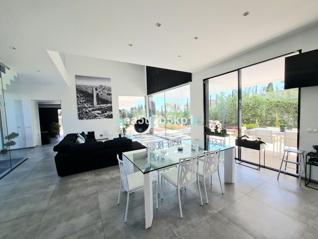 Villa for sale in New Golden Mile, Estepona