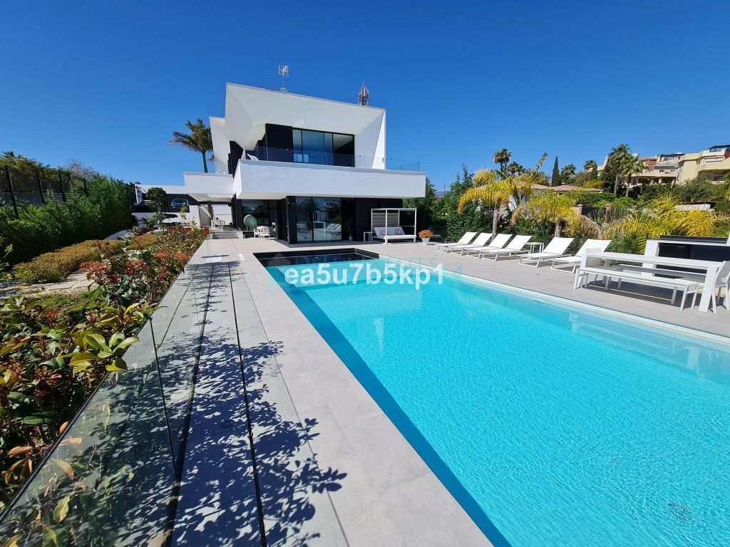 Villa for sale in New Golden Mile, Estepona