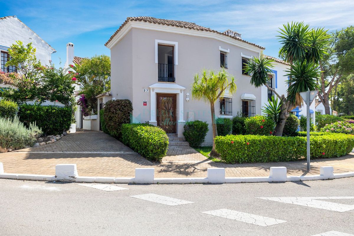 Villa Pareada en venta en Guadalmina Baja, San Pedro de Alcantara