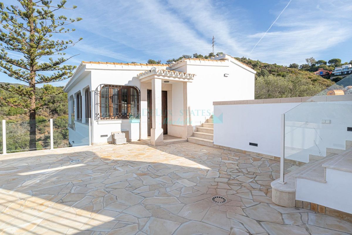 Villa for sale in El Rosario, Marbella East