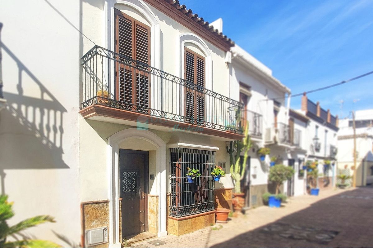 Hotel for sale in Estepona