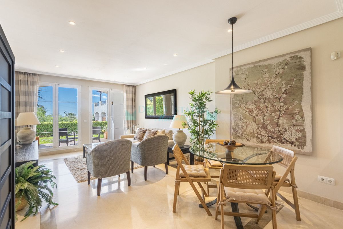 Apartamento Planta Baja en venta en Los Arqueros, Benahavis