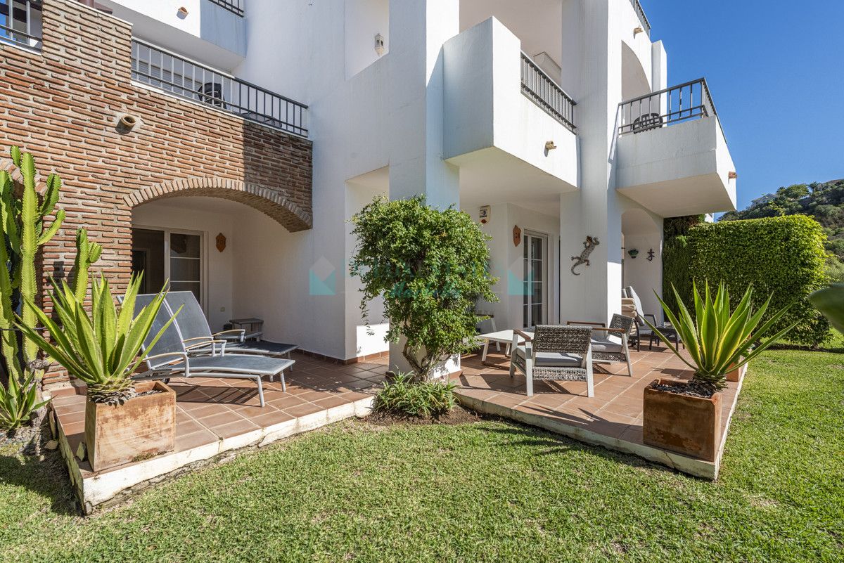 Apartamento Planta Baja en venta en Los Arqueros, Benahavis