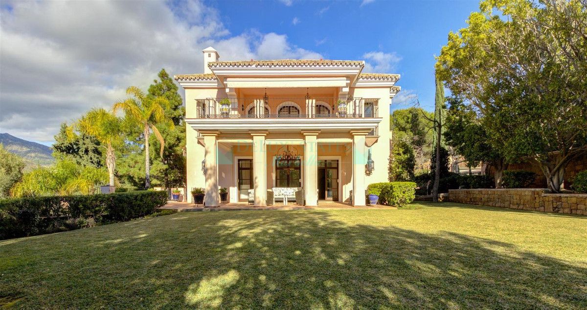 Villa for sale in Rio Real, Marbella East