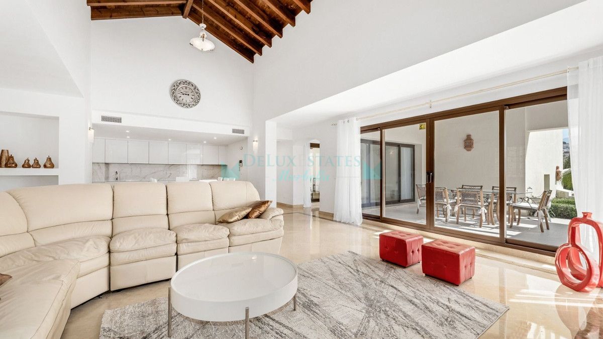 Villa for sale in Los Arqueros, Benahavis