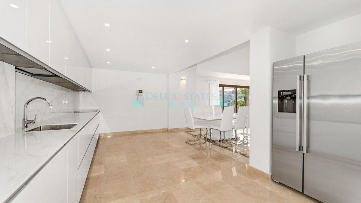 Villa for sale in Los Arqueros, Benahavis