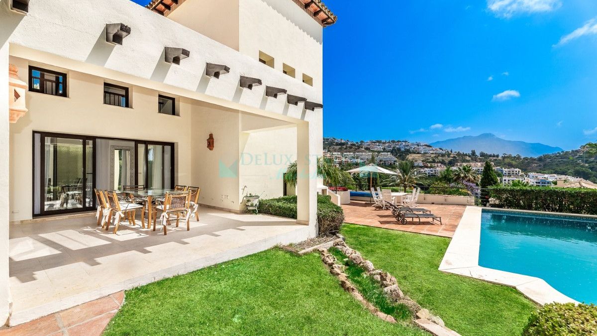 Villa for sale in Los Arqueros, Benahavis