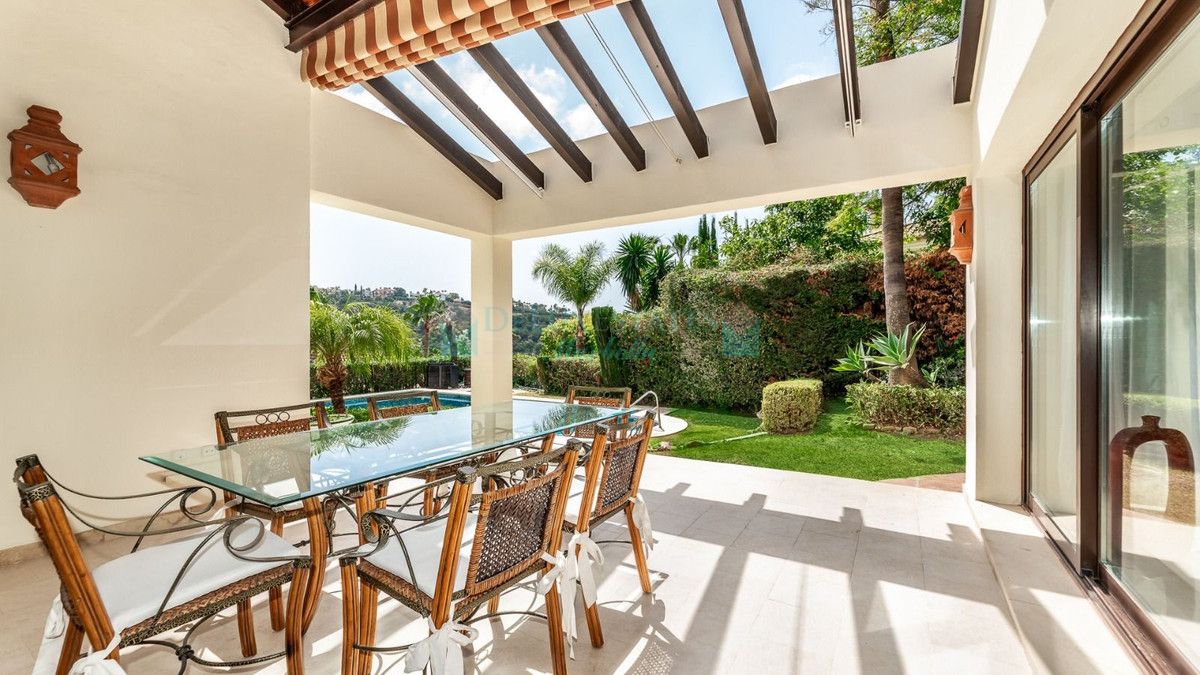 Villa for sale in Los Arqueros, Benahavis