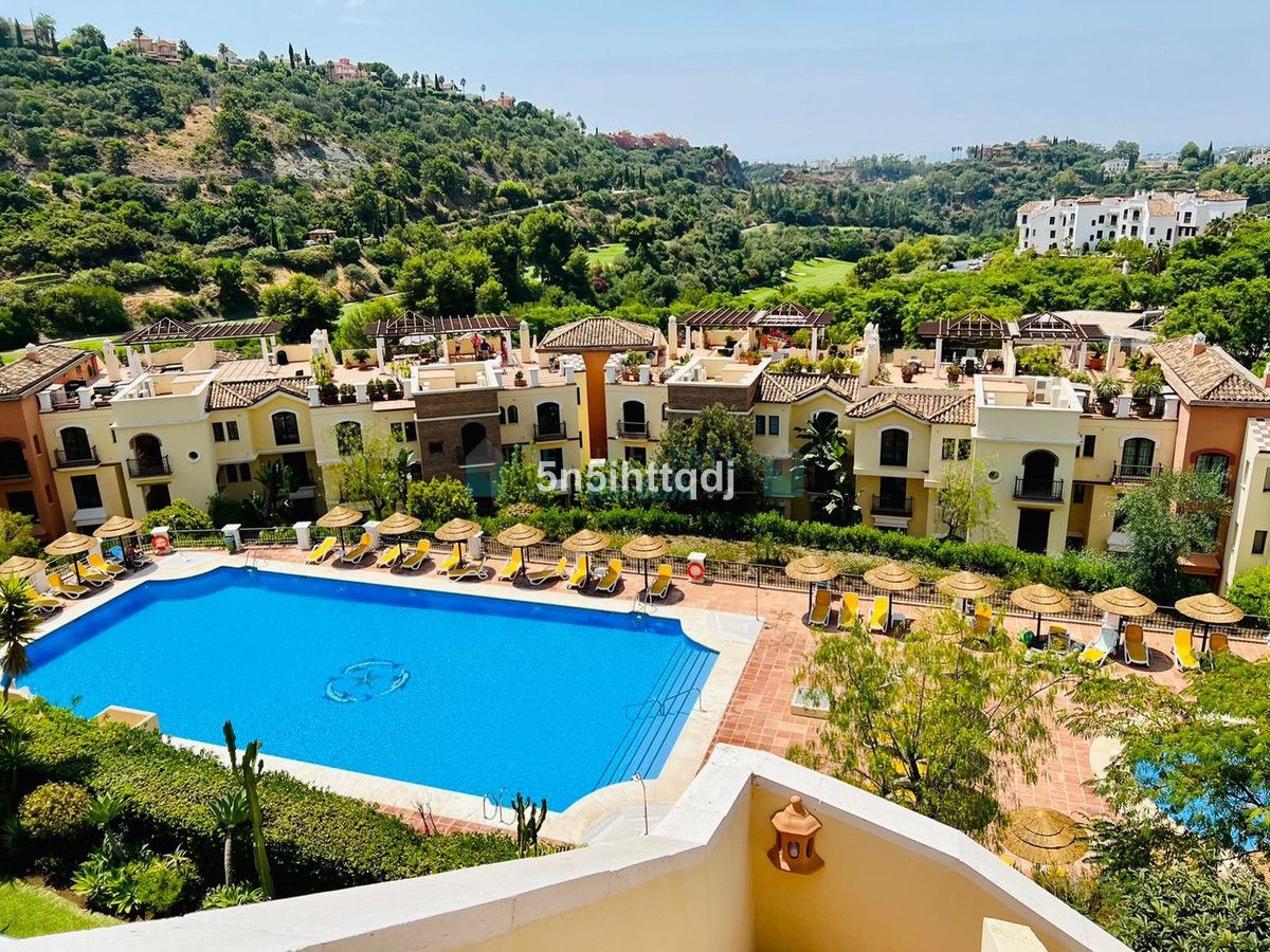 Apartamento Planta Baja en venta en Los Arqueros, Benahavis