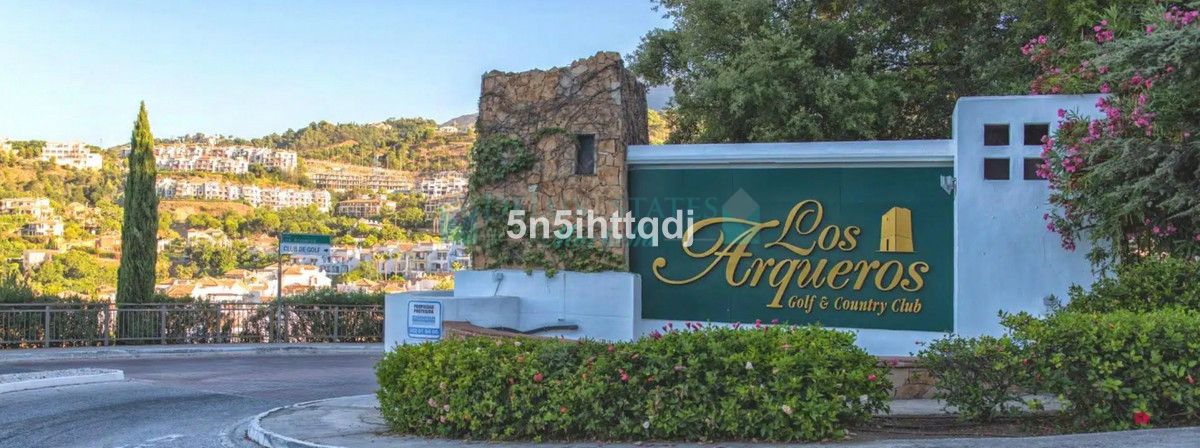 Apartamento Planta Baja en venta en Los Arqueros, Benahavis