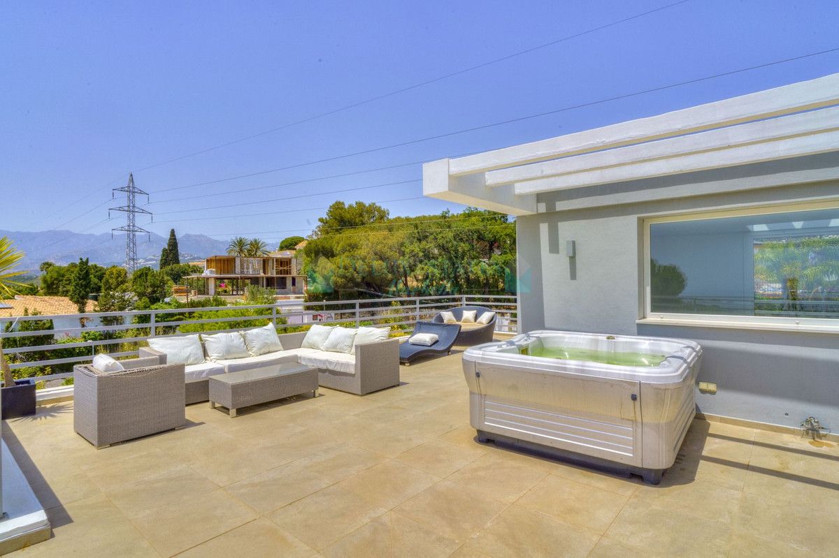 Villa for sale in El Rosario, Marbella East