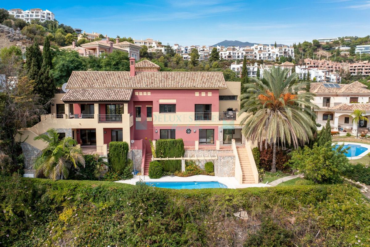 Villa for sale in Los Arqueros, Benahavis