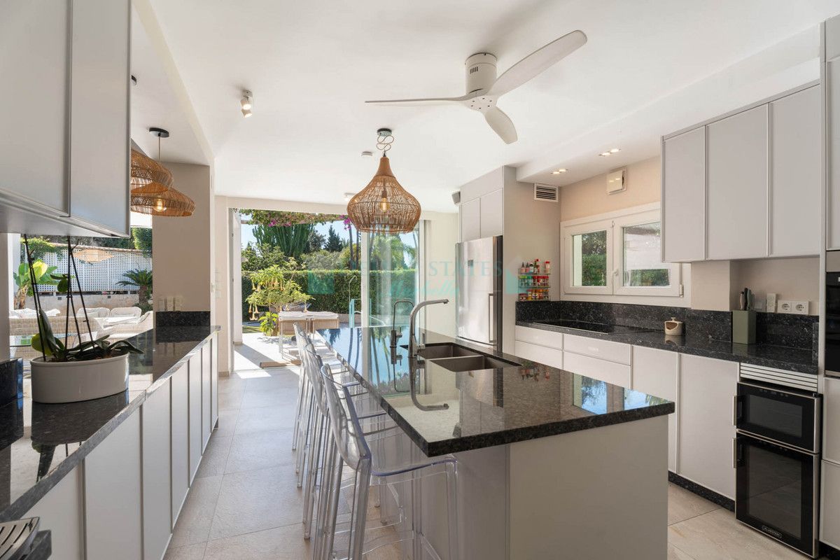 Villa for sale in El Rosario, Marbella East