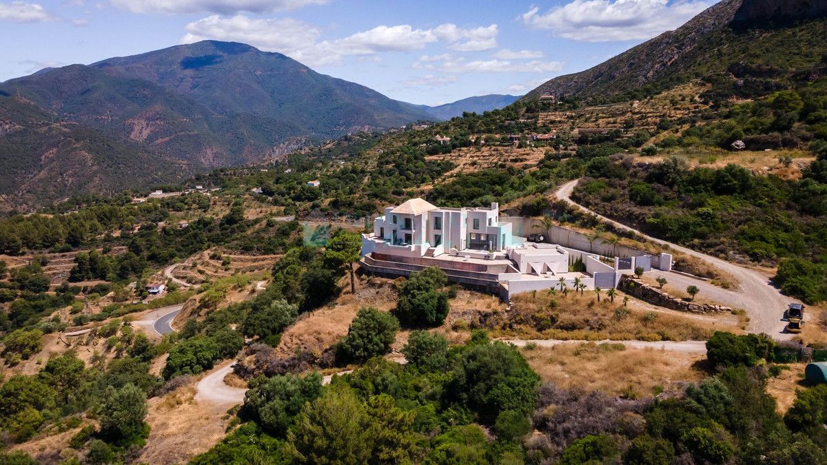 Villa for sale in Benahavis