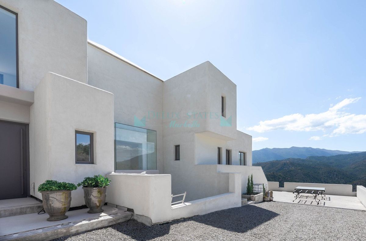 Villa for sale in Benahavis