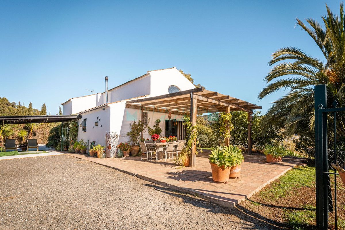 Finca for sale in Estepona