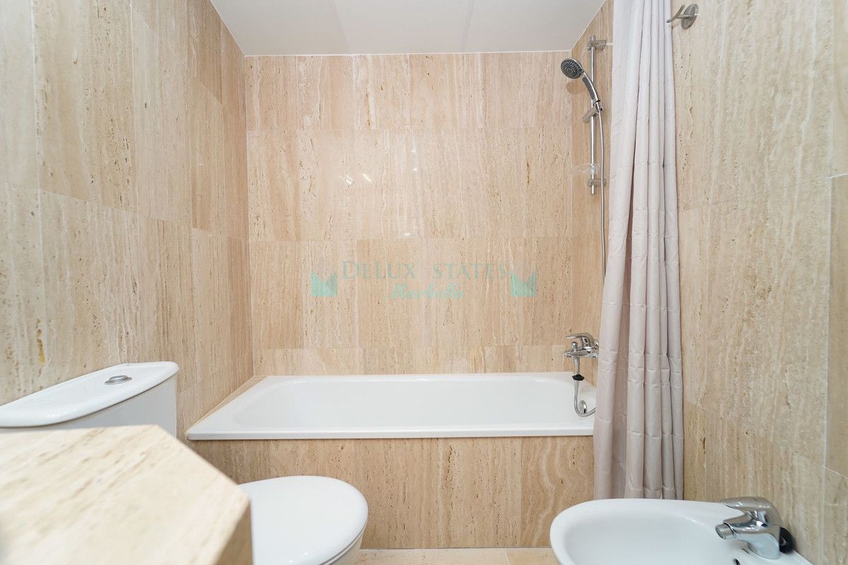 Ático en venta en Elviria, Marbella Este